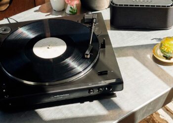 Audio-Technica LP60XBTWH en una mesa