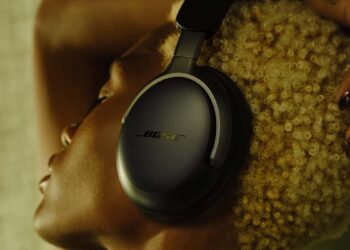 Chica utilziando los Bose QuietComfort Ultra