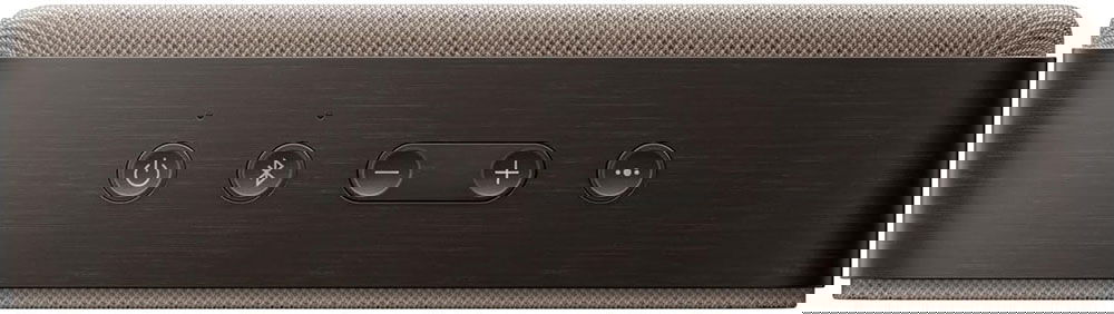 Botones del Imagina entrar en una habitación y que la música te envuelva con una claridad incuestionable y unos graves que se sienten en cada rincón. Eso es lo que consigue Bose SoundLink Home, un altavoz diseñado para quienes no se conforman con un sonido cualquiera. Su propuesta no es venderte un dispositivo, sino ofrecerte una herramienta que eleva la forma en que escuchas, trabajas o disfrutas del ocio… y en estos momentos está en oferta. La esencia de este altavoz inalámbrico está en su capacidad acústica. No hablamos solo de volumen, sino de calidad real: agudos definidos, medios equilibrados y graves profundos que aportan cuerpo a cada nota. Gracias a la optimización sonora de Bose, cualquier estancia se convierte en un espacio donde la música, los podcasts o las videollamadas suenan con una fidelidad que sorprende incluso a los más exigentes. Lo tienen todo el Bose SoundLink Home Olvídate de complicaciones. Con Bluetooth 5.3, el emparejamiento es rápido y estable, permitiendo conectar desde tu portátil hasta tu smartphone o tablet sin interrupciones. Además, incorpora entrada USB tipo C, lo que amplía las posibilidades para quienes buscan una conexión física segura y de alta compatibilidad. Todo orientado a ofrecer compatibilidad total con los dispositivos que forman parte de tu día a día. Hay que destacar que el chasis combina aluminio anodizado, rejilla textil y detalles en nailon, plástico, silicona y acero. El resultado es un altavoz que no desentona en un despacho profesional ni en un salón moderno. Cada material ha sido elegido para aportar resistencia y elegancia, creando un equilibrio entre funcionalidad y estilo. ¿Te preocupa la batería? Con hasta nueve horas de reproducción continua, este Bose SoundLink Home está preparado para acompañarte durante todo el día. Ya sea en una sesión de trabajo, una reunión prolongada o simplemente disfrutando de tu música favorita, la autonomía no será un problema. Y cuando toque recargar, el proceso asegura una carga completa en aproximadamente dos horas y media. Opciones positivas en este altavoz El micrófono integrado abre la puerta a nuevas posibilidades: responder llamadas sin tocar el móvil, usar comandos de voz o interactuar con asistentes virtuales. Todo sin perder calidad en la transmisión, lo que lo convierte en un aliado para profesionales que necesitan mantener la productividad sin sacrificar comodidad. Si la experiencia individual ya es impresionante, imagina duplicarla. Con el modo estéreo dual, puedes emparejar dos unidades para separar canales izquierdo y derecho, logrando una escena sonora más amplia y envolvente. Ideal para estudios, salas de reuniones o espacios donde la precisión acústica es clave. Este dispositivo no se limita a un perfil concreto. Es perfecto para técnicos de sonido, ingenieros, creadores de contenido y, por supuesto, para amantes de la música que valoran la calidad por encima de todo. Su versatilidad lo hace útil en estudios, despachos, salas de reuniones o cualquier lugar donde la movilidad y la fidelidad sonora sean imprescindibles. La filosofía detrás de Bose SoundLink Home es ofrecer libertad. Puedes añadir otro altavoz, conectar diferentes fuentes o simplemente llevarlo contigo para transformar cualquier espacio en un entorno acústico premium. No se trata solo de escuchar música, sino de redescubrir cómo suena. ¿Estás preparado para dar el salto a una experiencia auditiva redefinida? Este altavoz no promete magia, pero sí una calidad que marca la diferencia. Así es la oferta por el Bose SoundLink Home Gracias a PcComponentes puedes hacerte con este altavoz Bluetooth con un importante descuento, sin que tengas que salir de casa para aprovecharlo. El caso es que, con pagar 186,73 euros, lo recibes sin gastos de envío, por lo que hablamos de una excelente oportunidad para tener un sonido portátil de una calidad realmente buena. ¡No dejes pasar esta oportunidad! El Bose SoundLink Home, como se ha visto, destaca en casi todo: el diseño compacto facilita la integración en cualquier entorno: 21,6 centímetros de ancho, 11,2 de alto y 5,8 de profundidad, acompañado por un cable USB de 30,5 centímetros. Los materiales incluyen aluminio, tela, nailon, plástico, silicona y acero, garantizando resistencia y estética. La batería de iones de litio recargable ofrece hasta nueve horas de autonomía, con un tiempo de carga aproximado de dos horas y media mediante USB-C. La conectividad se basa en Bluetooth 5.3 y USB tipo C, con un alcance inalámbrico de hasta nueve metros. Y, por supuesto, cuenta con micrófono integrado para llamadas y control por voz.