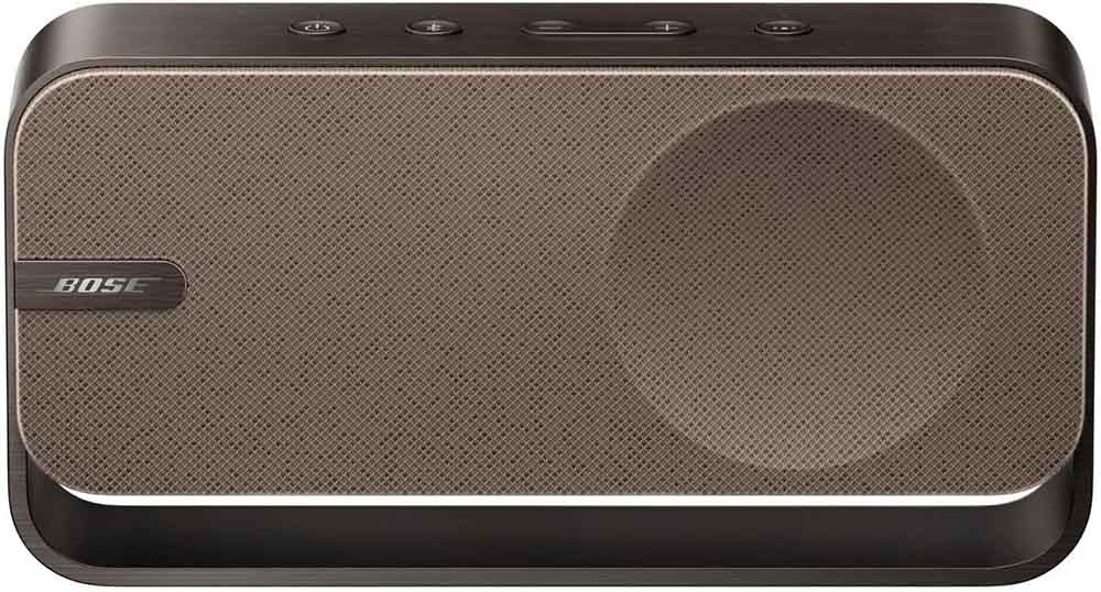 Frontal del Imagina entrar en una habitación y que la música te envuelva con una claridad incuestionable y unos graves que se sienten en cada rincón. Eso es lo que consigue Bose SoundLink Home, un altavoz diseñado para quienes no se conforman con un sonido cualquiera. Su propuesta no es venderte un dispositivo, sino ofrecerte una herramienta que eleva la forma en que escuchas, trabajas o disfrutas del ocio… y en estos momentos está en oferta. La esencia de este altavoz inalámbrico está en su capacidad acústica. No hablamos solo de volumen, sino de calidad real: agudos definidos, medios equilibrados y graves profundos que aportan cuerpo a cada nota. Gracias a la optimización sonora de Bose, cualquier estancia se convierte en un espacio donde la música, los podcasts o las videollamadas suenan con una fidelidad que sorprende incluso a los más exigentes. Lo tienen todo el Bose SoundLink Home Olvídate de complicaciones. Con Bluetooth 5.3, el emparejamiento es rápido y estable, permitiendo conectar desde tu portátil hasta tu smartphone o tablet sin interrupciones. Además, incorpora entrada USB tipo C, lo que amplía las posibilidades para quienes buscan una conexión física segura y de alta compatibilidad. Todo orientado a ofrecer compatibilidad total con los dispositivos que forman parte de tu día a día. Hay que destacar que el chasis combina aluminio anodizado, rejilla textil y detalles en nailon, plástico, silicona y acero. El resultado es un altavoz que no desentona en un despacho profesional ni en un salón moderno. Cada material ha sido elegido para aportar resistencia y elegancia, creando un equilibrio entre funcionalidad y estilo. ¿Te preocupa la batería? Con hasta nueve horas de reproducción continua, este Bose SoundLink Home está preparado para acompañarte durante todo el día. Ya sea en una sesión de trabajo, una reunión prolongada o simplemente disfrutando de tu música favorita, la autonomía no será un problema. Y cuando toque recargar, el proceso asegura una carga completa en aproximadamente dos horas y media. Opciones positivas en este altavoz El micrófono integrado abre la puerta a nuevas posibilidades: responder llamadas sin tocar el móvil, usar comandos de voz o interactuar con asistentes virtuales. Todo sin perder calidad en la transmisión, lo que lo convierte en un aliado para profesionales que necesitan mantener la productividad sin sacrificar comodidad. Si la experiencia individual ya es impresionante, imagina duplicarla. Con el modo estéreo dual, puedes emparejar dos unidades para separar canales izquierdo y derecho, logrando una escena sonora más amplia y envolvente. Ideal para estudios, salas de reuniones o espacios donde la precisión acústica es clave. Este dispositivo no se limita a un perfil concreto. Es perfecto para técnicos de sonido, ingenieros, creadores de contenido y, por supuesto, para amantes de la música que valoran la calidad por encima de todo. Su versatilidad lo hace útil en estudios, despachos, salas de reuniones o cualquier lugar donde la movilidad y la fidelidad sonora sean imprescindibles. La filosofía detrás de Bose SoundLink Home es ofrecer libertad. Puedes añadir otro altavoz, conectar diferentes fuentes o simplemente llevarlo contigo para transformar cualquier espacio en un entorno acústico premium. No se trata solo de escuchar música, sino de redescubrir cómo suena. ¿Estás preparado para dar el salto a una experiencia auditiva redefinida? Este altavoz no promete magia, pero sí una calidad que marca la diferencia. Así es la oferta por el Bose SoundLink Home Gracias a PcComponentes puedes hacerte con este altavoz Bluetooth con un importante descuento, sin que tengas que salir de casa para aprovecharlo. El caso es que, con pagar 186,73 euros, lo recibes sin gastos de envío, por lo que hablamos de una excelente oportunidad para tener un sonido portátil de una calidad realmente buena. ¡No dejes pasar esta oportunidad! El Bose SoundLink Home, como se ha visto, destaca en casi todo: el diseño compacto facilita la integración en cualquier entorno: 21,6 centímetros de ancho, 11,2 de alto y 5,8 de profundidad, acompañado por un cable USB de 30,5 centímetros. Los materiales incluyen aluminio, tela, nailon, plástico, silicona y acero, garantizando resistencia y estética. La batería de iones de litio recargable ofrece hasta nueve horas de autonomía, con un tiempo de carga aproximado de dos horas y media mediante USB-C. La conectividad se basa en Bluetooth 5.3 y USB tipo C, con un alcance inalámbrico de hasta nueve metros. Y, por supuesto, cuenta con micrófono integrado para llamadas y control por voz.