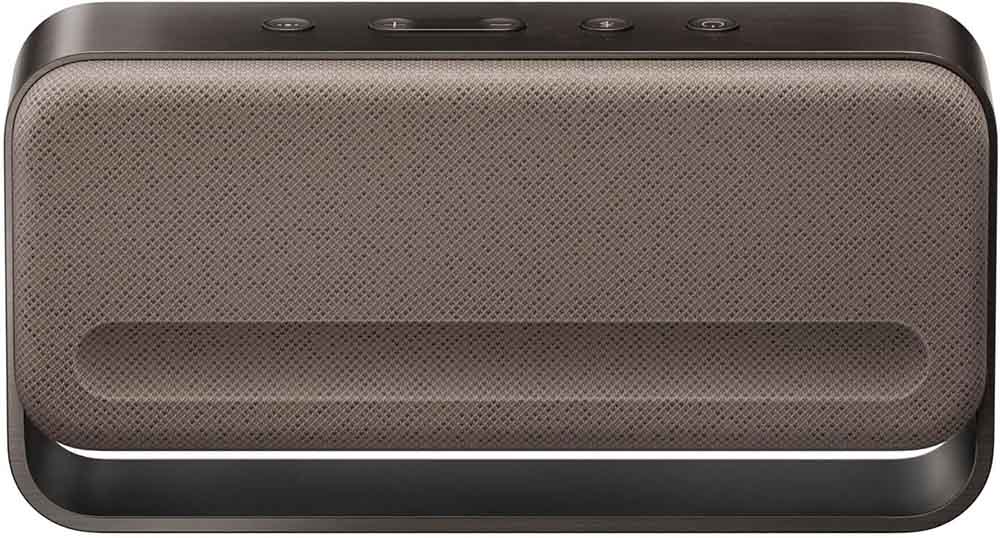 Trasera del Imagina entrar en una habitación y que la música te envuelva con una claridad incuestionable y unos graves que se sienten en cada rincón. Eso es lo que consigue Bose SoundLink Home, un altavoz diseñado para quienes no se conforman con un sonido cualquiera. Su propuesta no es venderte un dispositivo, sino ofrecerte una herramienta que eleva la forma en que escuchas, trabajas o disfrutas del ocio… y en estos momentos está en oferta. La esencia de este altavoz inalámbrico está en su capacidad acústica. No hablamos solo de volumen, sino de calidad real: agudos definidos, medios equilibrados y graves profundos que aportan cuerpo a cada nota. Gracias a la optimización sonora de Bose, cualquier estancia se convierte en un espacio donde la música, los podcasts o las videollamadas suenan con una fidelidad que sorprende incluso a los más exigentes. Lo tienen todo el Bose SoundLink Home Olvídate de complicaciones. Con Bluetooth 5.3, el emparejamiento es rápido y estable, permitiendo conectar desde tu portátil hasta tu smartphone o tablet sin interrupciones. Además, incorpora entrada USB tipo C, lo que amplía las posibilidades para quienes buscan una conexión física segura y de alta compatibilidad. Todo orientado a ofrecer compatibilidad total con los dispositivos que forman parte de tu día a día. Hay que destacar que el chasis combina aluminio anodizado, rejilla textil y detalles en nailon, plástico, silicona y acero. El resultado es un altavoz que no desentona en un despacho profesional ni en un salón moderno. Cada material ha sido elegido para aportar resistencia y elegancia, creando un equilibrio entre funcionalidad y estilo. ¿Te preocupa la batería? Con hasta nueve horas de reproducción continua, este Bose SoundLink Home está preparado para acompañarte durante todo el día. Ya sea en una sesión de trabajo, una reunión prolongada o simplemente disfrutando de tu música favorita, la autonomía no será un problema. Y cuando toque recargar, el proceso asegura una carga completa en aproximadamente dos horas y media. Opciones positivas en este altavoz El micrófono integrado abre la puerta a nuevas posibilidades: responder llamadas sin tocar el móvil, usar comandos de voz o interactuar con asistentes virtuales. Todo sin perder calidad en la transmisión, lo que lo convierte en un aliado para profesionales que necesitan mantener la productividad sin sacrificar comodidad. Si la experiencia individual ya es impresionante, imagina duplicarla. Con el modo estéreo dual, puedes emparejar dos unidades para separar canales izquierdo y derecho, logrando una escena sonora más amplia y envolvente. Ideal para estudios, salas de reuniones o espacios donde la precisión acústica es clave. Este dispositivo no se limita a un perfil concreto. Es perfecto para técnicos de sonido, ingenieros, creadores de contenido y, por supuesto, para amantes de la música que valoran la calidad por encima de todo. Su versatilidad lo hace útil en estudios, despachos, salas de reuniones o cualquier lugar donde la movilidad y la fidelidad sonora sean imprescindibles. La filosofía detrás de Bose SoundLink Home es ofrecer libertad. Puedes añadir otro altavoz, conectar diferentes fuentes o simplemente llevarlo contigo para transformar cualquier espacio en un entorno acústico premium. No se trata solo de escuchar música, sino de redescubrir cómo suena. ¿Estás preparado para dar el salto a una experiencia auditiva redefinida? Este altavoz no promete magia, pero sí una calidad que marca la diferencia. Así es la oferta por el Bose SoundLink Home Gracias a PcComponentes puedes hacerte con este altavoz Bluetooth con un importante descuento, sin que tengas que salir de casa para aprovecharlo. El caso es que, con pagar 186,73 euros, lo recibes sin gastos de envío, por lo que hablamos de una excelente oportunidad para tener un sonido portátil de una calidad realmente buena. ¡No dejes pasar esta oportunidad! El Bose SoundLink Home, como se ha visto, destaca en casi todo: el diseño compacto facilita la integración en cualquier entorno: 21,6 centímetros de ancho, 11,2 de alto y 5,8 de profundidad, acompañado por un cable USB de 30,5 centímetros. Los materiales incluyen aluminio, tela, nailon, plástico, silicona y acero, garantizando resistencia y estética. La batería de iones de litio recargable ofrece hasta nueve horas de autonomía, con un tiempo de carga aproximado de dos horas y media mediante USB-C. La conectividad se basa en Bluetooth 5.3 y USB tipo C, con un alcance inalámbrico de hasta nueve metros. Y, por supuesto, cuenta con micrófono integrado para llamadas y control por voz.
