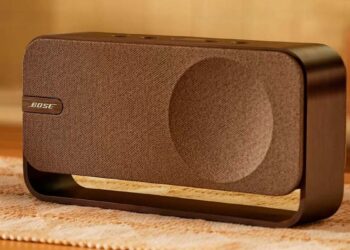 Altavoz Imagina entrar en una habitación y que la música te envuelva con una claridad incuestionable y unos graves que se sienten en cada rincón. Eso es lo que consigue Bose SoundLink Home, un altavoz diseñado para quienes no se conforman con un sonido cualquiera. Su propuesta no es venderte un dispositivo, sino ofrecerte una herramienta que eleva la forma en que escuchas, trabajas o disfrutas del ocio… y en estos momentos está en oferta. La esencia de este altavoz inalámbrico está en su capacidad acústica. No hablamos solo de volumen, sino de calidad real: agudos definidos, medios equilibrados y graves profundos que aportan cuerpo a cada nota. Gracias a la optimización sonora de Bose, cualquier estancia se convierte en un espacio donde la música, los podcasts o las videollamadas suenan con una fidelidad que sorprende incluso a los más exigentes. Lo tienen todo el Bose SoundLink Home Olvídate de complicaciones. Con Bluetooth 5.3, el emparejamiento es rápido y estable, permitiendo conectar desde tu portátil hasta tu smartphone o tablet sin interrupciones. Además, incorpora entrada USB tipo C, lo que amplía las posibilidades para quienes buscan una conexión física segura y de alta compatibilidad. Todo orientado a ofrecer compatibilidad total con los dispositivos que forman parte de tu día a día. Hay que destacar que el chasis combina aluminio anodizado, rejilla textil y detalles en nailon, plástico, silicona y acero. El resultado es un altavoz que no desentona en un despacho profesional ni en un salón moderno. Cada material ha sido elegido para aportar resistencia y elegancia, creando un equilibrio entre funcionalidad y estilo. ¿Te preocupa la batería? Con hasta nueve horas de reproducción continua, este Bose SoundLink Home está preparado para acompañarte durante todo el día. Ya sea en una sesión de trabajo, una reunión prolongada o simplemente disfrutando de tu música favorita, la autonomía no será un problema. Y cuando toque recargar, el proceso asegura una carga completa en aproximadamente dos horas y media. Opciones positivas en este altavoz El micrófono integrado abre la puerta a nuevas posibilidades: responder llamadas sin tocar el móvil, usar comandos de voz o interactuar con asistentes virtuales. Todo sin perder calidad en la transmisión, lo que lo convierte en un aliado para profesionales que necesitan mantener la productividad sin sacrificar comodidad. Si la experiencia individual ya es impresionante, imagina duplicarla. Con el modo estéreo dual, puedes emparejar dos unidades para separar canales izquierdo y derecho, logrando una escena sonora más amplia y envolvente. Ideal para estudios, salas de reuniones o espacios donde la precisión acústica es clave. Este dispositivo no se limita a un perfil concreto. Es perfecto para técnicos de sonido, ingenieros, creadores de contenido y, por supuesto, para amantes de la música que valoran la calidad por encima de todo. Su versatilidad lo hace útil en estudios, despachos, salas de reuniones o cualquier lugar donde la movilidad y la fidelidad sonora sean imprescindibles. La filosofía detrás de Bose SoundLink Home es ofrecer libertad. Puedes añadir otro altavoz, conectar diferentes fuentes o simplemente llevarlo contigo para transformar cualquier espacio en un entorno acústico premium. No se trata solo de escuchar música, sino de redescubrir cómo suena. ¿Estás preparado para dar el salto a una experiencia auditiva redefinida? Este altavoz no promete magia, pero sí una calidad que marca la diferencia. Así es la oferta por el Bose SoundLink Home Gracias a PcComponentes puedes hacerte con este altavoz Bluetooth con un importante descuento, sin que tengas que salir de casa para aprovecharlo. El caso es que, con pagar 186,73 euros, lo recibes sin gastos de envío, por lo que hablamos de una excelente oportunidad para tener un sonido portátil de una calidad realmente buena. ¡No dejes pasar esta oportunidad! El Bose SoundLink Home, como se ha visto, destaca en casi todo: el diseño compacto facilita la integración en cualquier entorno: 21,6 centímetros de ancho, 11,2 de alto y 5,8 de profundidad, acompañado por un cable USB de 30,5 centímetros. Los materiales incluyen aluminio, tela, nailon, plástico, silicona y acero, garantizando resistencia y estética. La batería de iones de litio recargable ofrece hasta nueve horas de autonomía, con un tiempo de carga aproximado de dos horas y media mediante USB-C. La conectividad se basa en Bluetooth 5.3 y USB tipo C, con un alcance inalámbrico de hasta nueve metros. Y, por supuesto, cuenta con micrófono integrado para llamadas y control por voz.