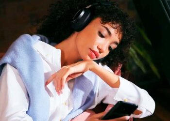 Chica utilziando los Bowers & Wilkins Px8