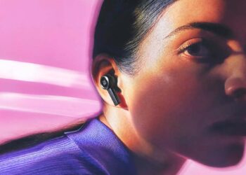 Chica con los Bang & Olufsen Beoplay EX