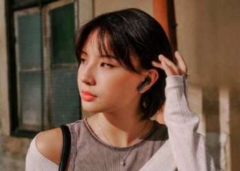 Chica utiulizando los Sennheiser ACCENTUM Open Wireless