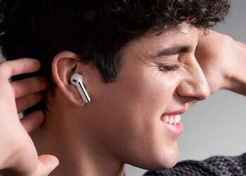 Chico con los Samsung Galaxy Buds3