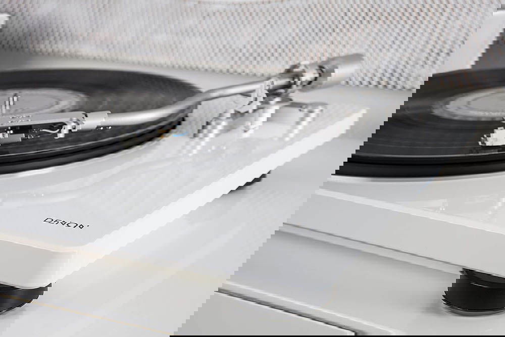 Acabado del Denon DP-450USB