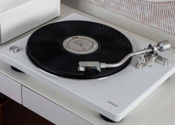 Tocadiscos Denon DP-450USB de color blanco