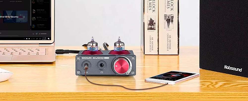 Douk Audio T4 PRO Mini GE5654 en una mesa