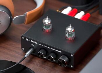 Fosi Audio Box X4 en una mesa