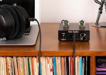 Uso del Fosi Audio P2 en una mesa