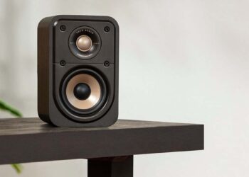 Polk Audio Signature S10 Elite en una mesa