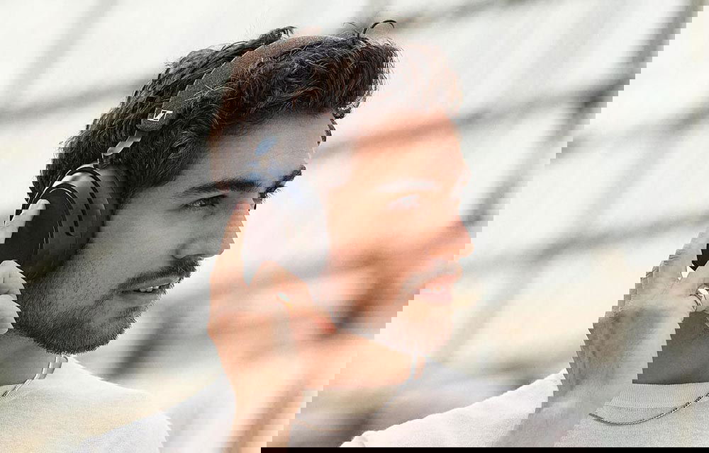 Chico con los Sennheiser MOMENTUM 4 Wireless