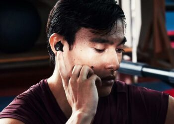 Chico con los Sennheiser Sport True Wireless