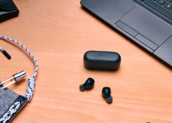 Auriculares Sony WF-C510 en una mesa