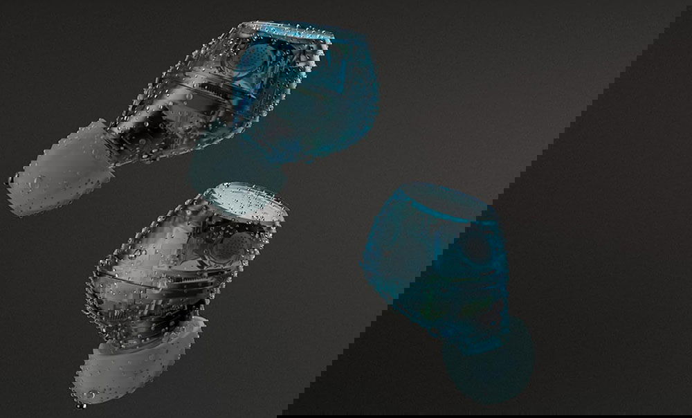 Auriculares Sony WF-C710N de color azul mojados