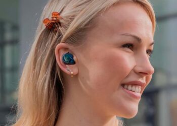 Chica utilizando los Sony WF-C710N