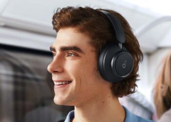 Chico con los Soundcore Space Q45