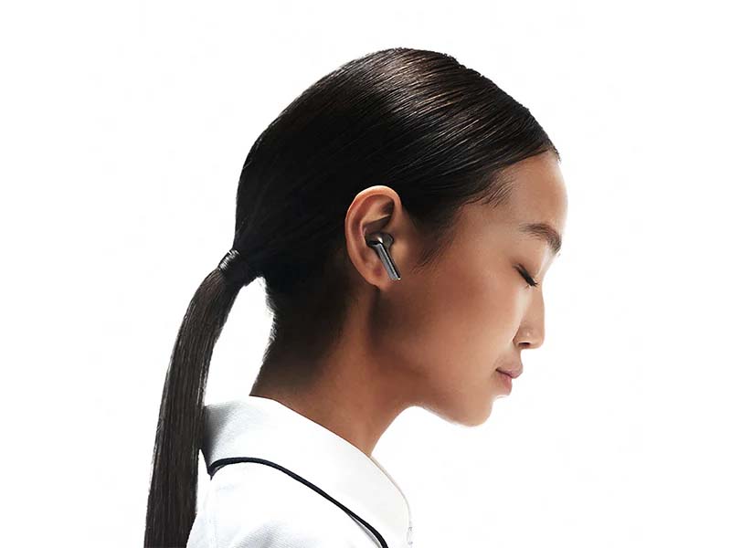 chica con los Samsung Galaxy Buds3