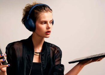 Chica con los Sony WH-1000XM6