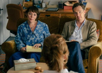 Benedict Cumberbatch y Olivia Colman son una pareja disfuncional en esta comedia negra que tienes en Disney+