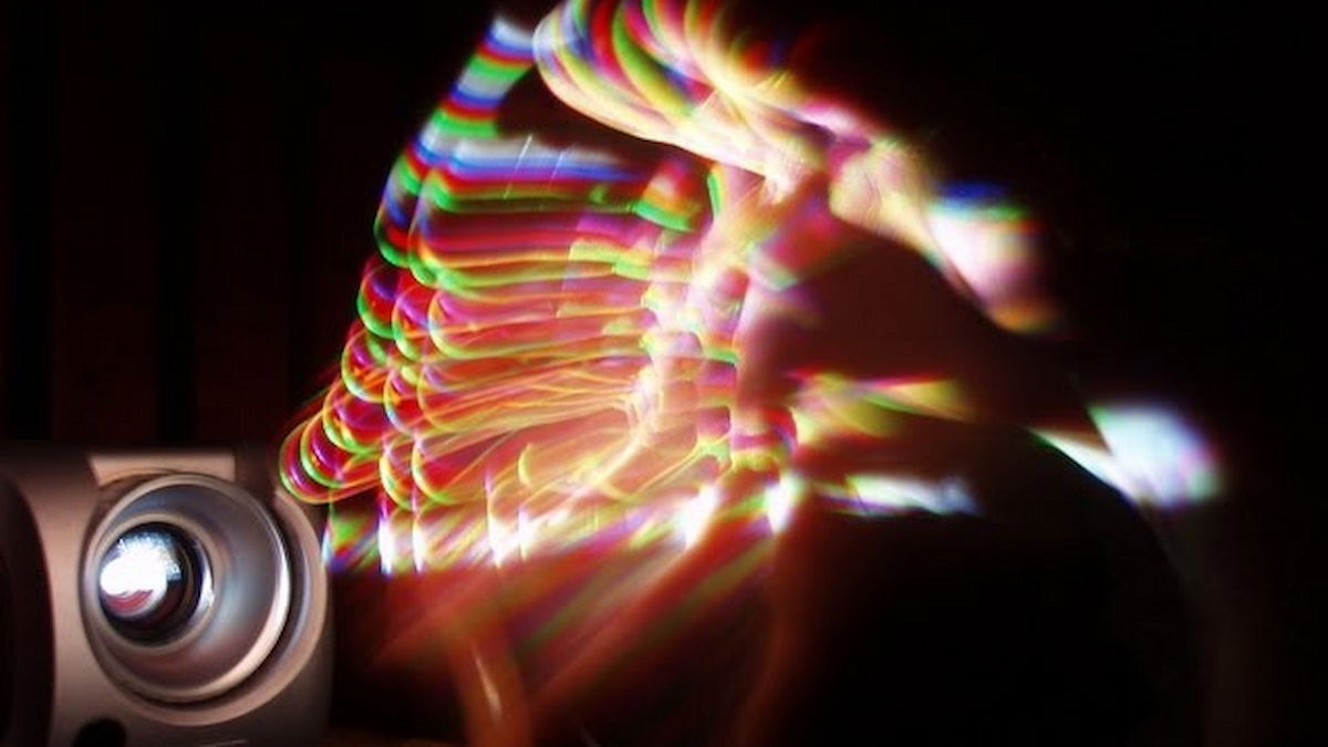 Proyectores DLP y efecto arcoíris: el detalle que nadie te cuenta hasta que lo sufres