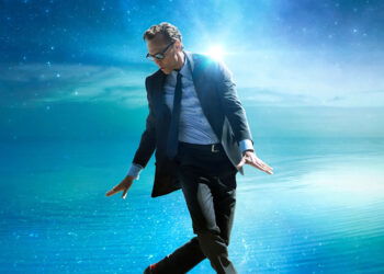 Mike Flanagan se aleja del terror en esta película con Tom Hiddleston que acaba de llegar al streaming