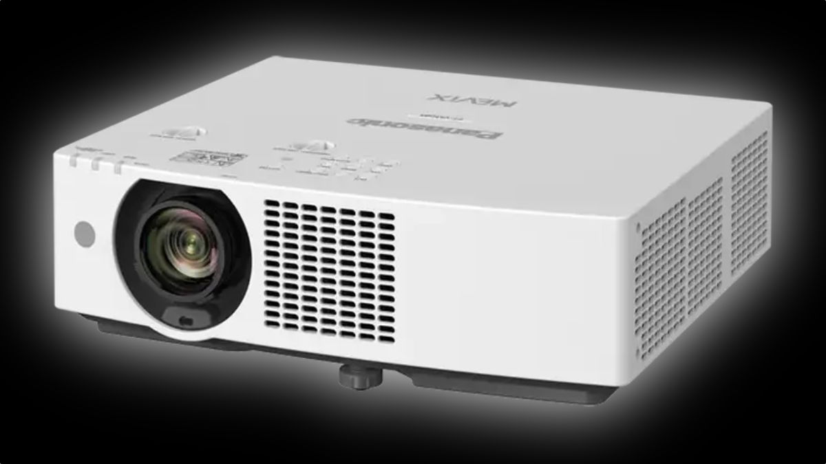 Panasonic se saca de la manga su primer proyector LCD 4K y lo enseña en ISE 2026 con un simulador de golf