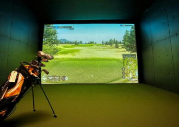 Panasonic se saca de la manga su primer proyector LCD 4K y lo enseña en ISE 2026 con un simulador de golf