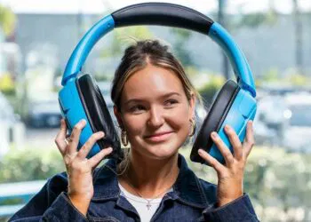 JLab Blue XL: el surrealista altavoz Bluetooth que parece unos auriculares gigantes