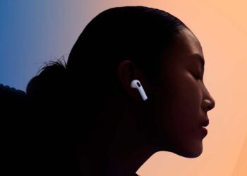 Chica con los AirPods 4