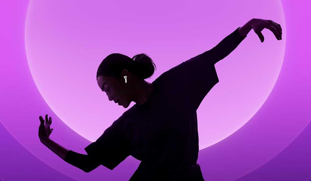 Chica utilizando en los Apple AirPods 4