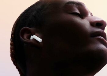 Chico utilizando los Apple AirPods 4