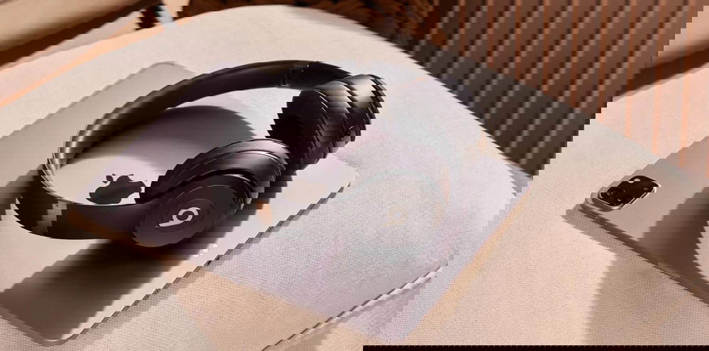 Beats Solo 4 con un iPad de Apple