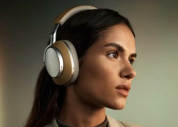 Chica utilziando los Bowers & Wilkins Px8