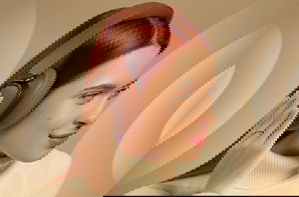 Chica con los Edifier ES850NB