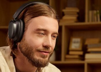 Chico con los Edifier ES850NB