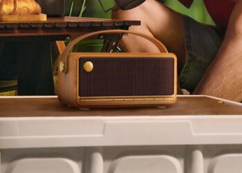 Altavoz Edifier MP330 en una mesa