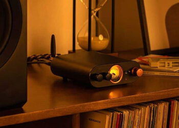 Amplificador Fosi Audio MC101 en una mesa