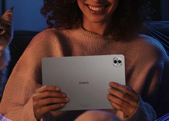 Chica con el Honor Pad 10