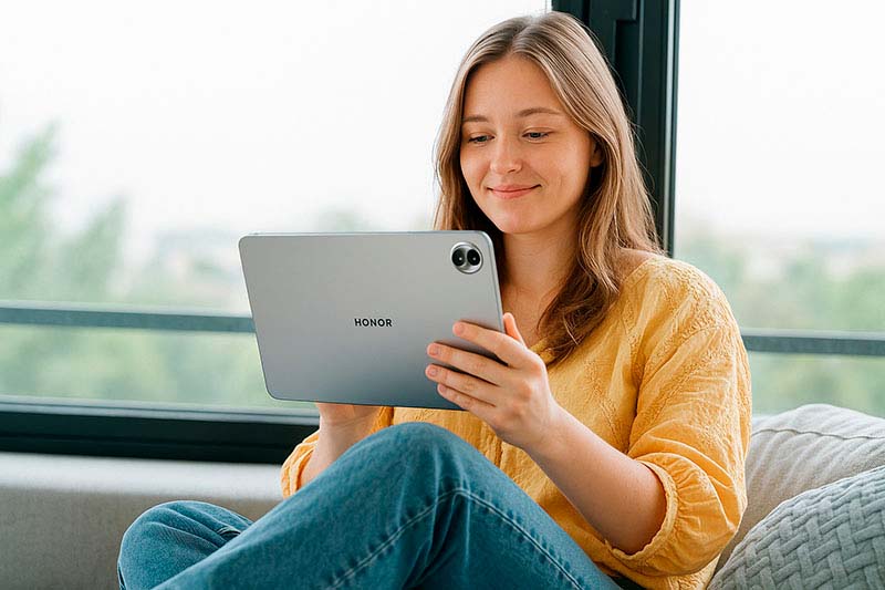 Chica con el Honor Pad 10