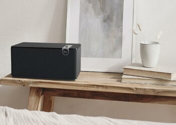Altavoz Klipsch The One Plus en una mesa