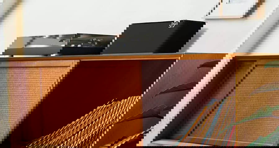 Klipsch The One Plus junto a un altavoz