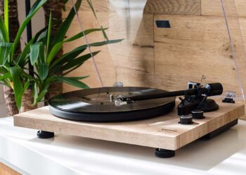 Tocadiscos Lenco LBT-188 en una mesa