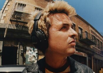 Chico con los auriculares Marshall Monitor III