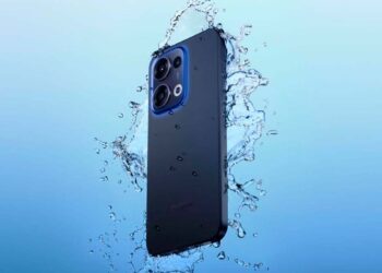 OPPO Reno13 con agua