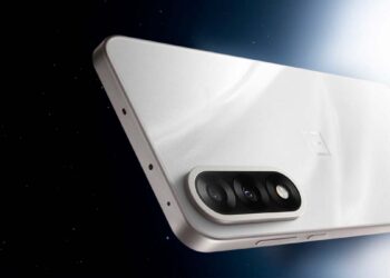 OnePlus Nord 5 de color blanco