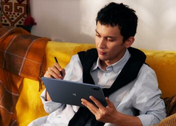 Chico utilizando el tablet OnePlus Pad 3