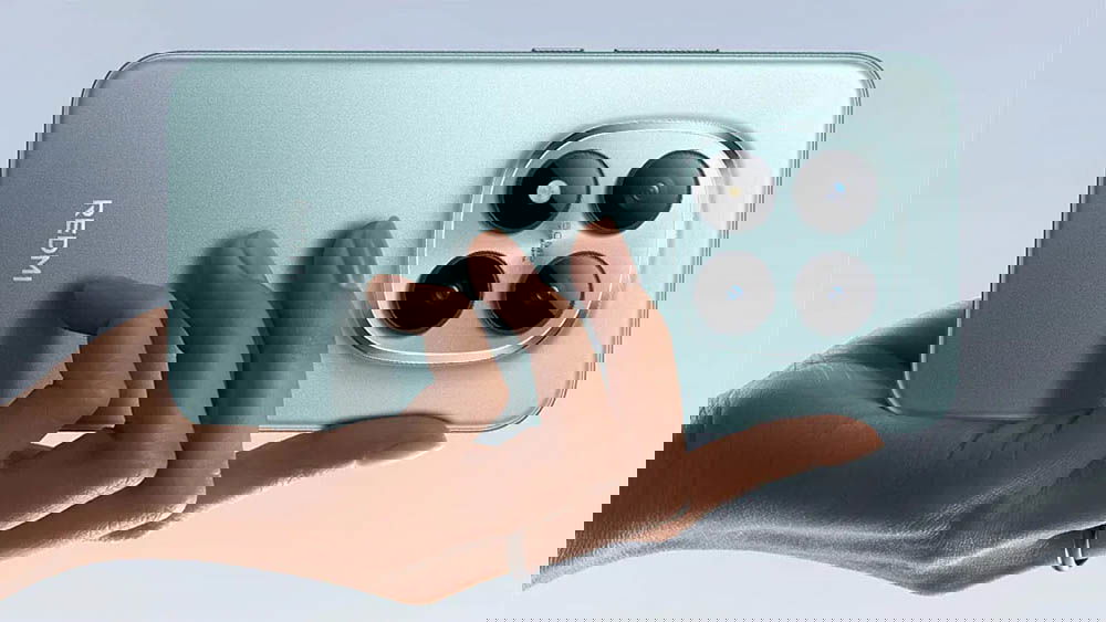 REDMI Note 15 Pro 5G sujetado en una mano