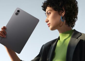 Chica con el REDMI Pad 2 Pro